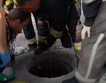 В Одессе ребенок провалился в канализационный люк