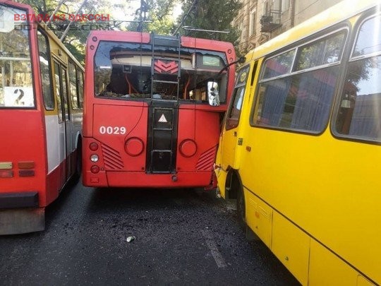 В Одессе столкнулись маршрутка и троллейбус: пассажиры попали в больницу
