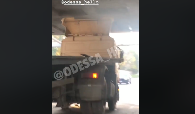В Одессе водитель не рассчитал габариты машины и застрял под мостом