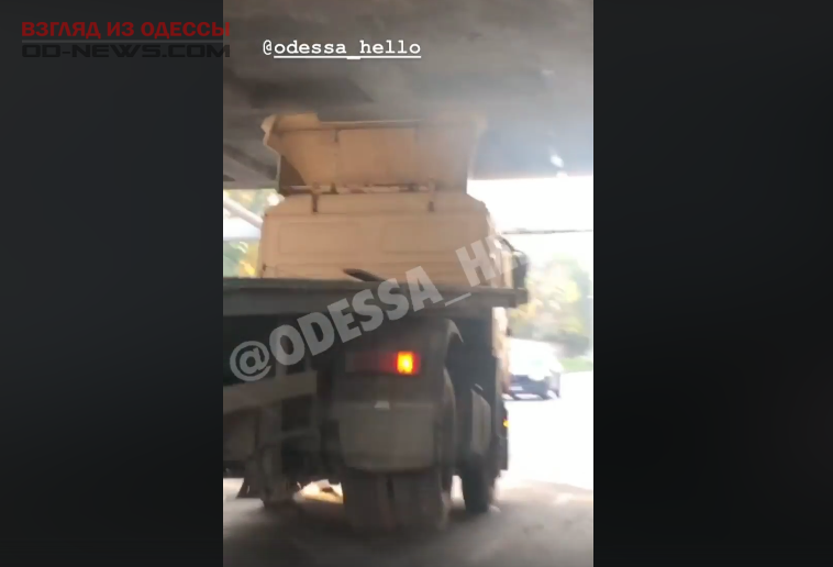 В Одессе водитель не рассчитал габариты машины и застрял под мостом