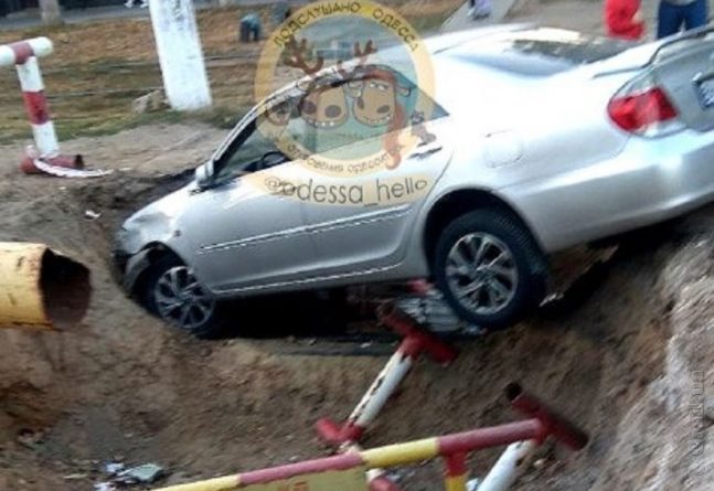 Одесский автомобилист влетел в яму посреди дороги