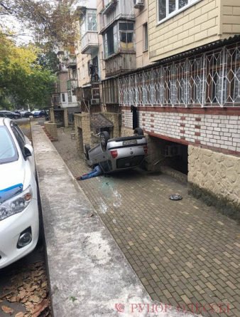 В Одессе водитель экстремально припарковался
