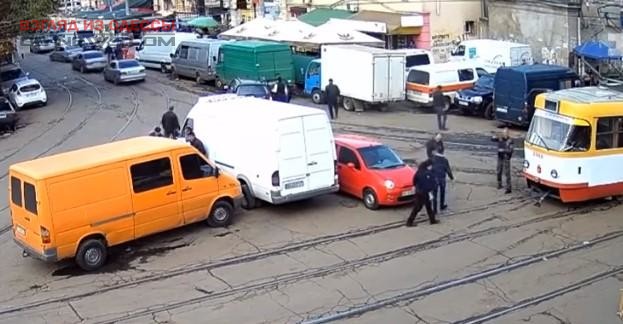 Автоледи из Одессы, создавшая неудобства на дороге, принесла свои извинения