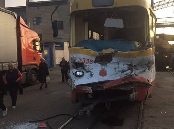 В Одессе не избежали столкновения трамвай с пассажирами и автокран