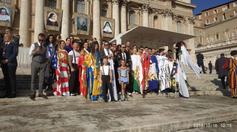 Маленькая одесская циркачка впечатлила Папу Римского