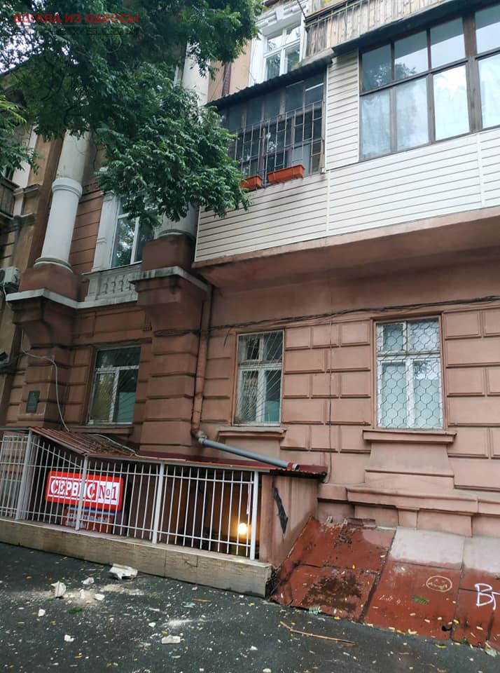 В Одессе ребенок едва не погиб из-за сорвавшегося со здания куска бетона