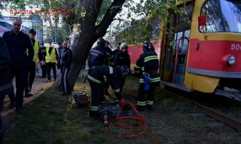 В Одессе человека доставали из-под трамвая с помощью спецтехники
