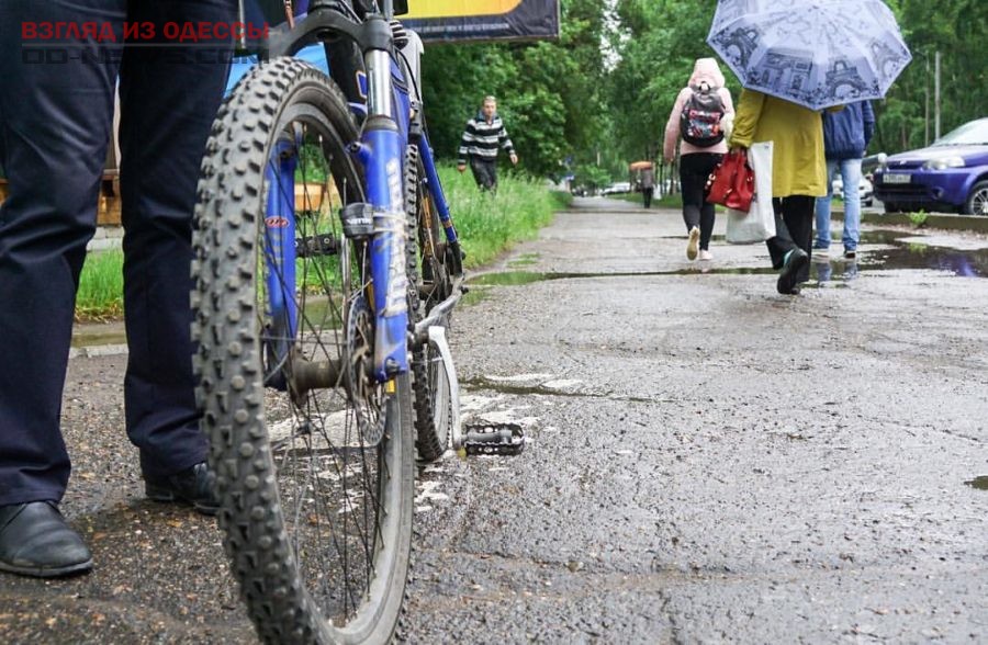 В Одессе у несовершеннолетней девочки отобрали велосипед