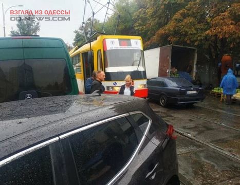 Автоледи в Одессе парализовала движение трамваев