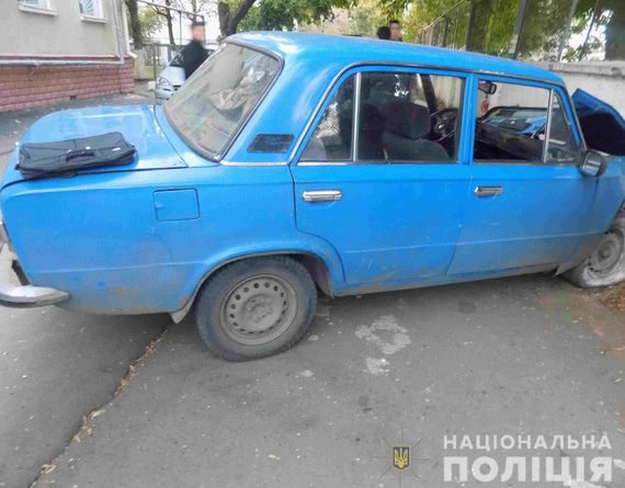 В Одесской области мужчина врезался в забор на угнанном авто