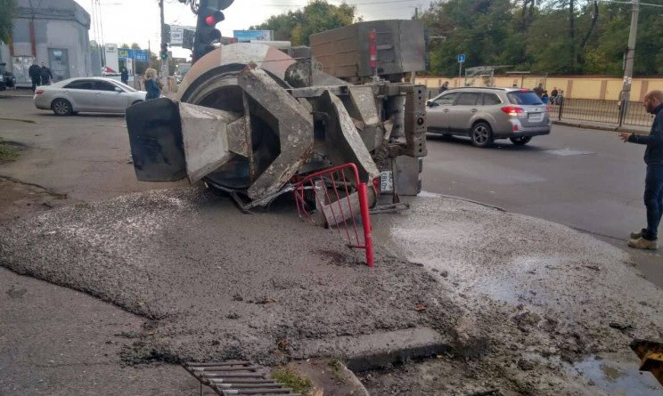 В Одессе перекинулся "миксер" и залил бетоном часть дороги