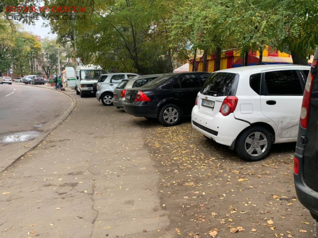 Один из парков в Одессе ограждают от автохамов