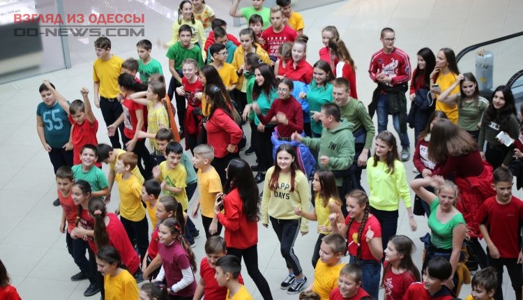 В Одессе школьники провели флешмоб, станцевав среди торгового центра