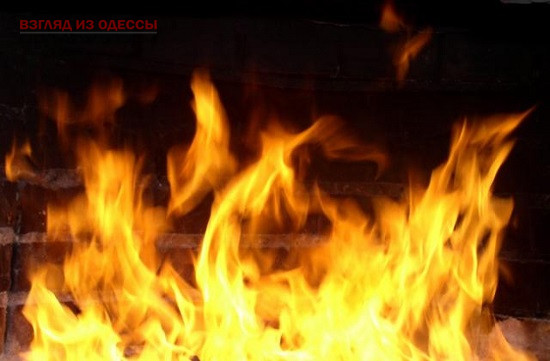Одесситку спасли из объятой пламенем квартиры