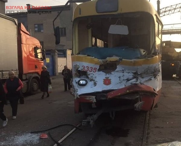 В Одессе не избежали столкновения трамвай с пассажирами и автокран