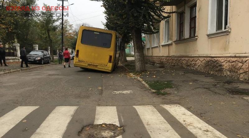 В Одесской области маршрутка с людьми чуть не оказалась под асфальтом