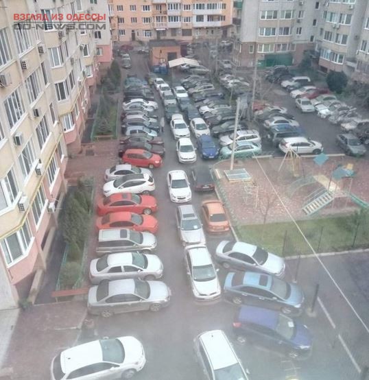 В Одессе в один из дворов не могла попасть "скорая" помощь из-за автохамства