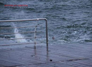 В Одессе на пляже спасли купающегося в шторм мужчину