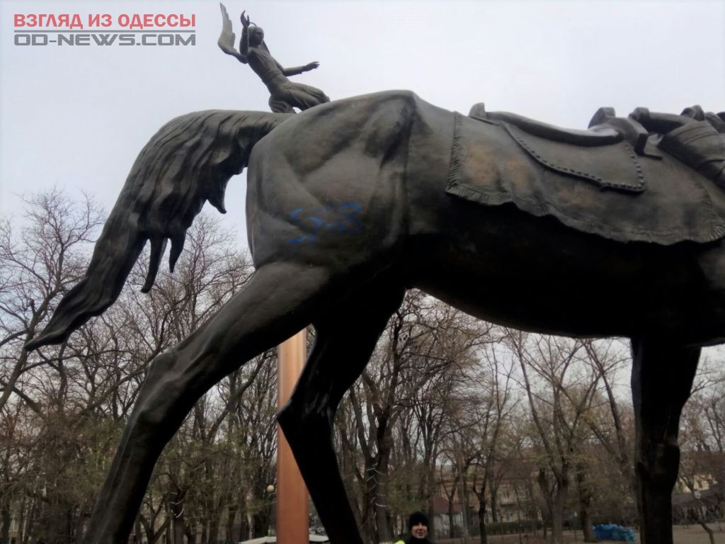 В Одессе вандалы снова надругались над памятником известной личности