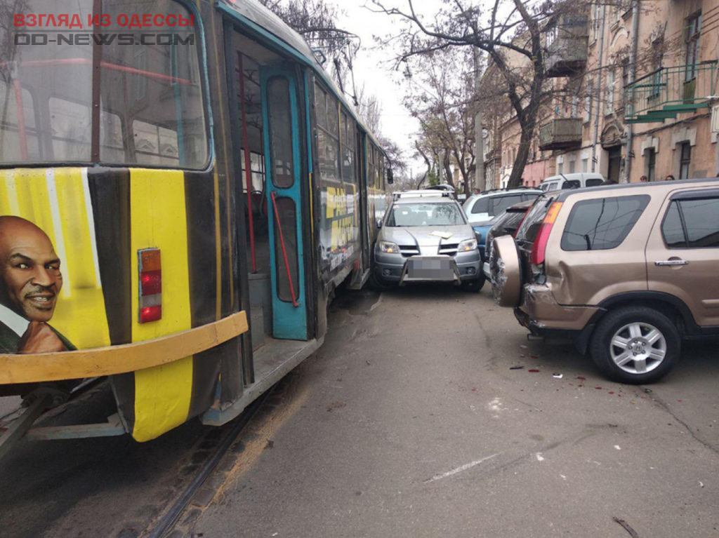 В Одессе автомобиль не рассчитал габаритов авто и застрял между трамваем и припаркованными машинами
