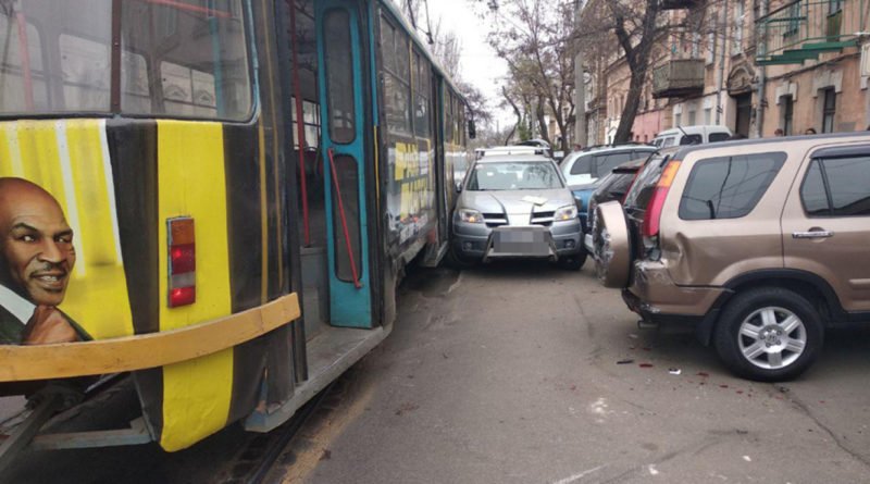 В Одессе автомобиль не рассчитал габаритов авто и застрял между трамваем и припаркованными машинами