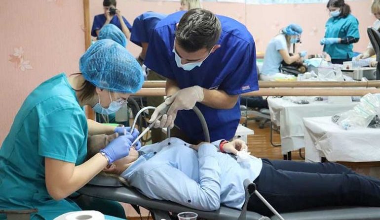 Школу в Одесской области посетили стоматологи-волонтеры