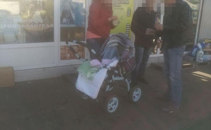 В Одессе заметили нетрезвую мать с младенцем