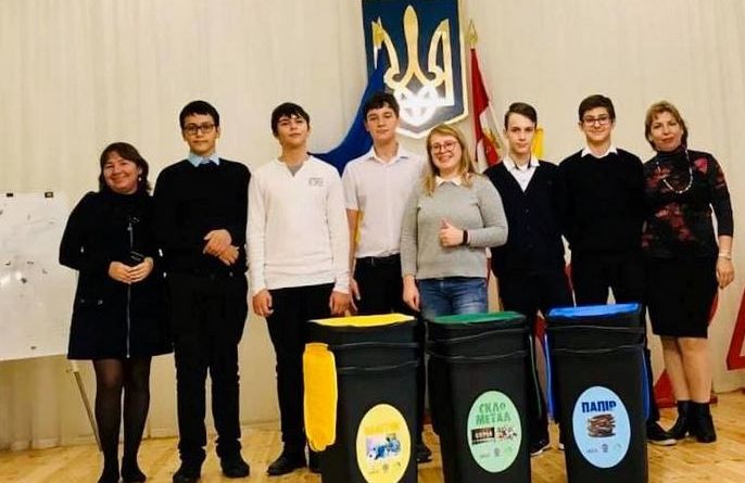 В Одессе школьники учатся сортировать бытовые отходы