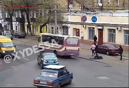 видео, как женщина выпала из маршрутки