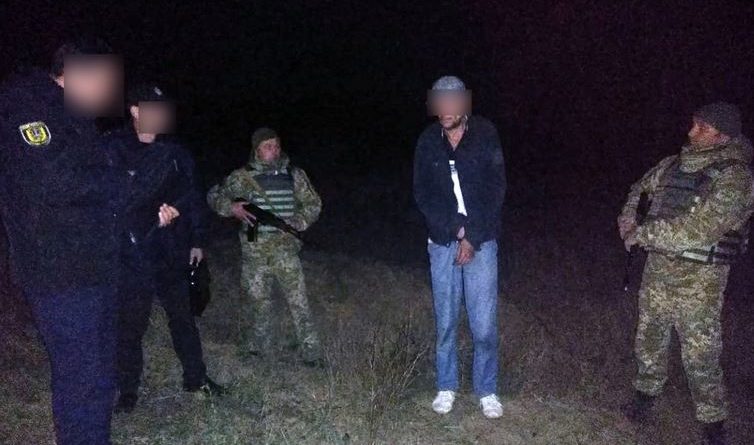 В Одесской области нарушитель границы напал на пограничника с ножом