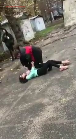 Школьник в Одессе жестоко избил девочку