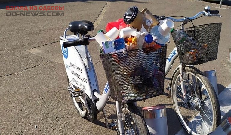 В Одессе корзины в прокатных велосипедах снова переполнены мусором