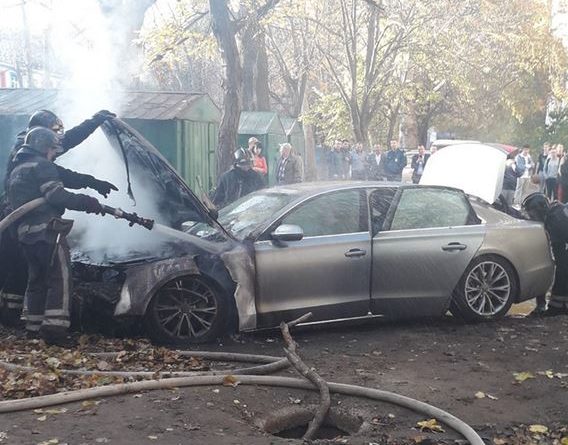 В Одессе сожгли иномарку возле суда