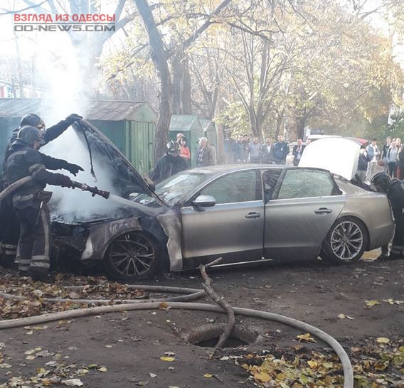 В Одессе сожгли иномарку возле суда