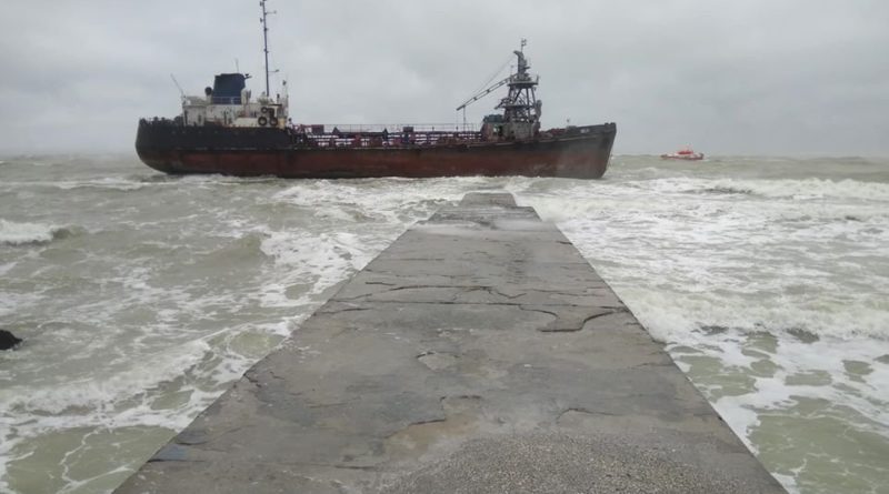 Штормом к берегам Одессы прибило танкер