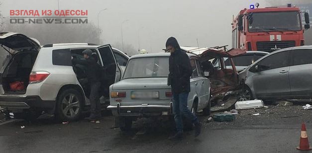 На въезде в Одессу произошло масштабное ДТП с участием десятка машин