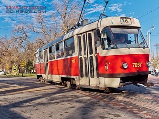 В Одессе автохам оставил машину на рельсах общественного транспорта