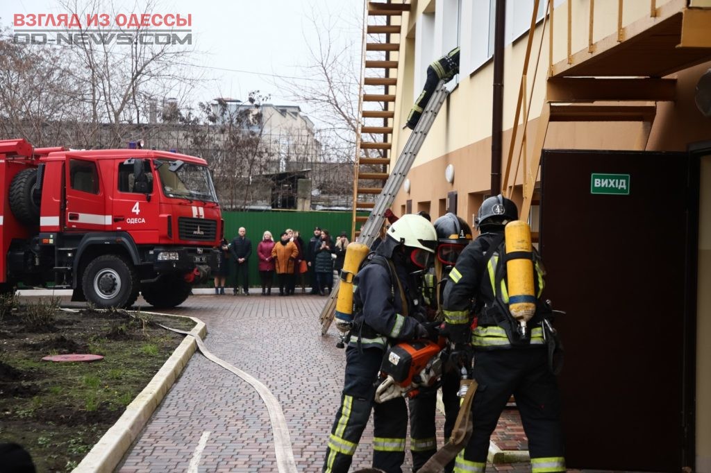 В Одессе отрабатывают до автоматизма действия школьников и учителей во время пожара