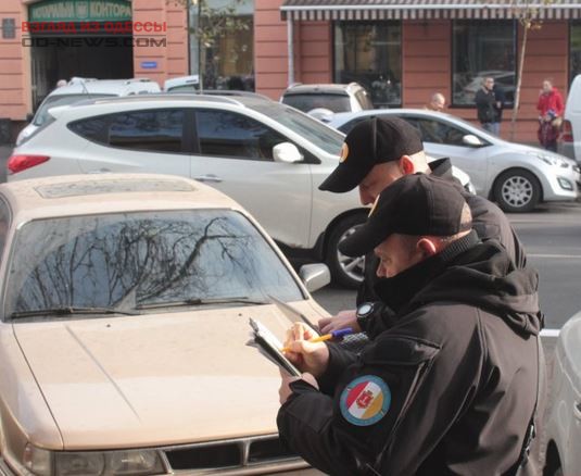 В Одессе штрафуют водителей, припарковавшихся на выделенной полосе
