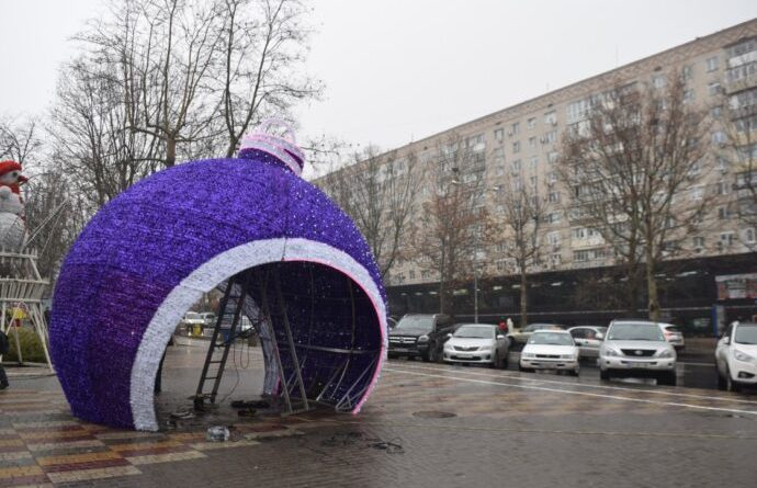 Под Одессой изуродовали новогодний уличный декор