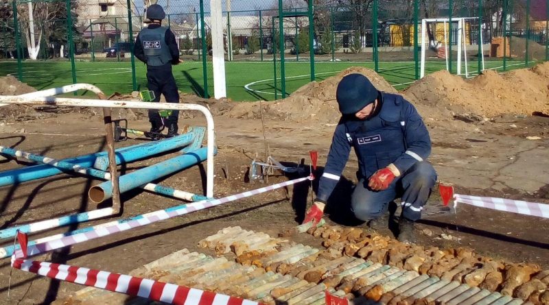 В Одесской области на территории школы обнаружен склад старых снарядов