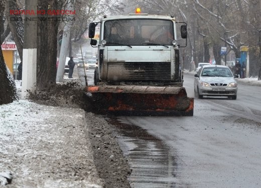 В Одессе к борьбе со снегом готово 98 единиц спецтехники