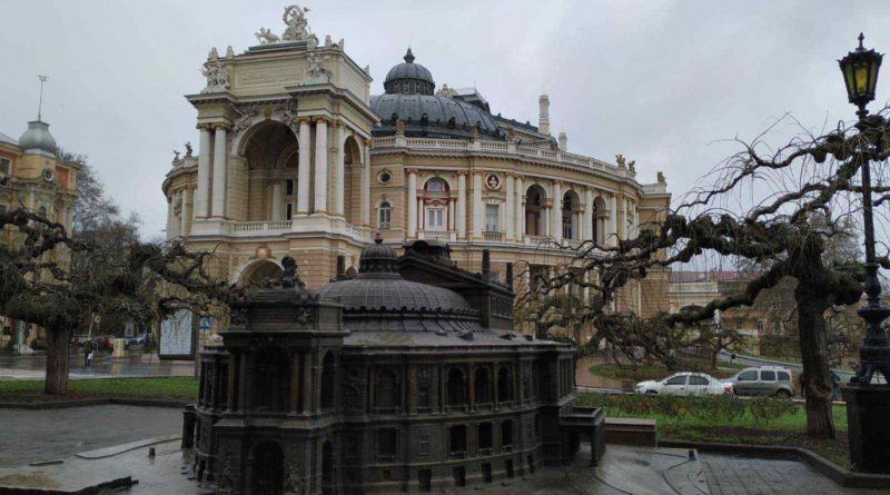 В Одессе установили маленькую копию Оперного театра