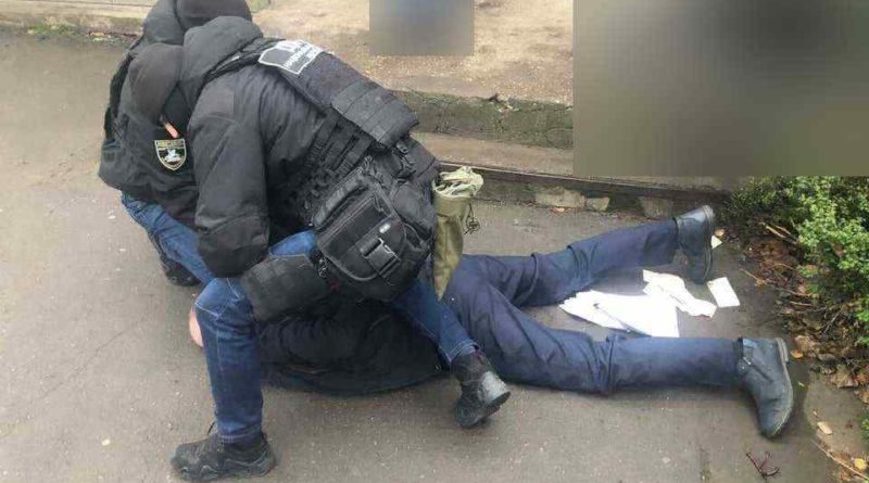 В Одесской области правоохранитель занимался вымогательством