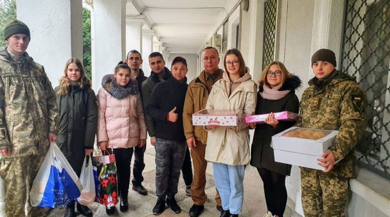 Одесские школьники проведали военных, находящихся в госпитале