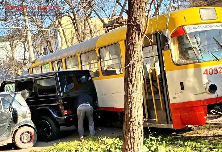 В Одессе трамвай не поделил пути с элитным внедорожником