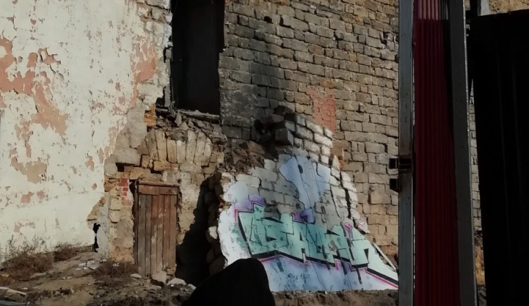 В Одессе при строительстве «Макдональдса» обвалилась часть стены соседнего дома