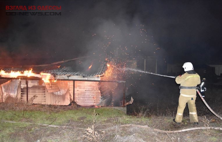 В Одессе в канун Нового года спасатели помогли мужчине, находившемуся в горящем здании