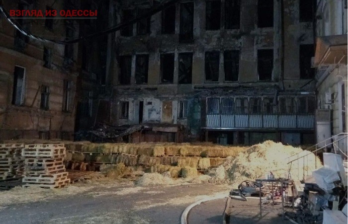 БТРы не прошли: во дворе Одесского колледжа подготавливают амортизацию для сноса стены