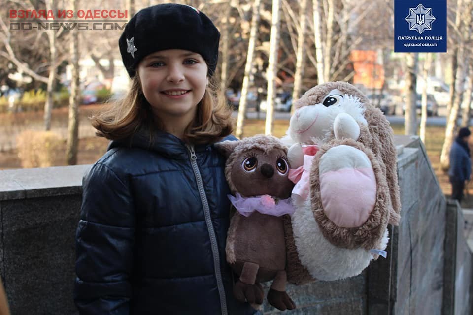 В Одессе в патрульную полицию продолжают приносить игрушки